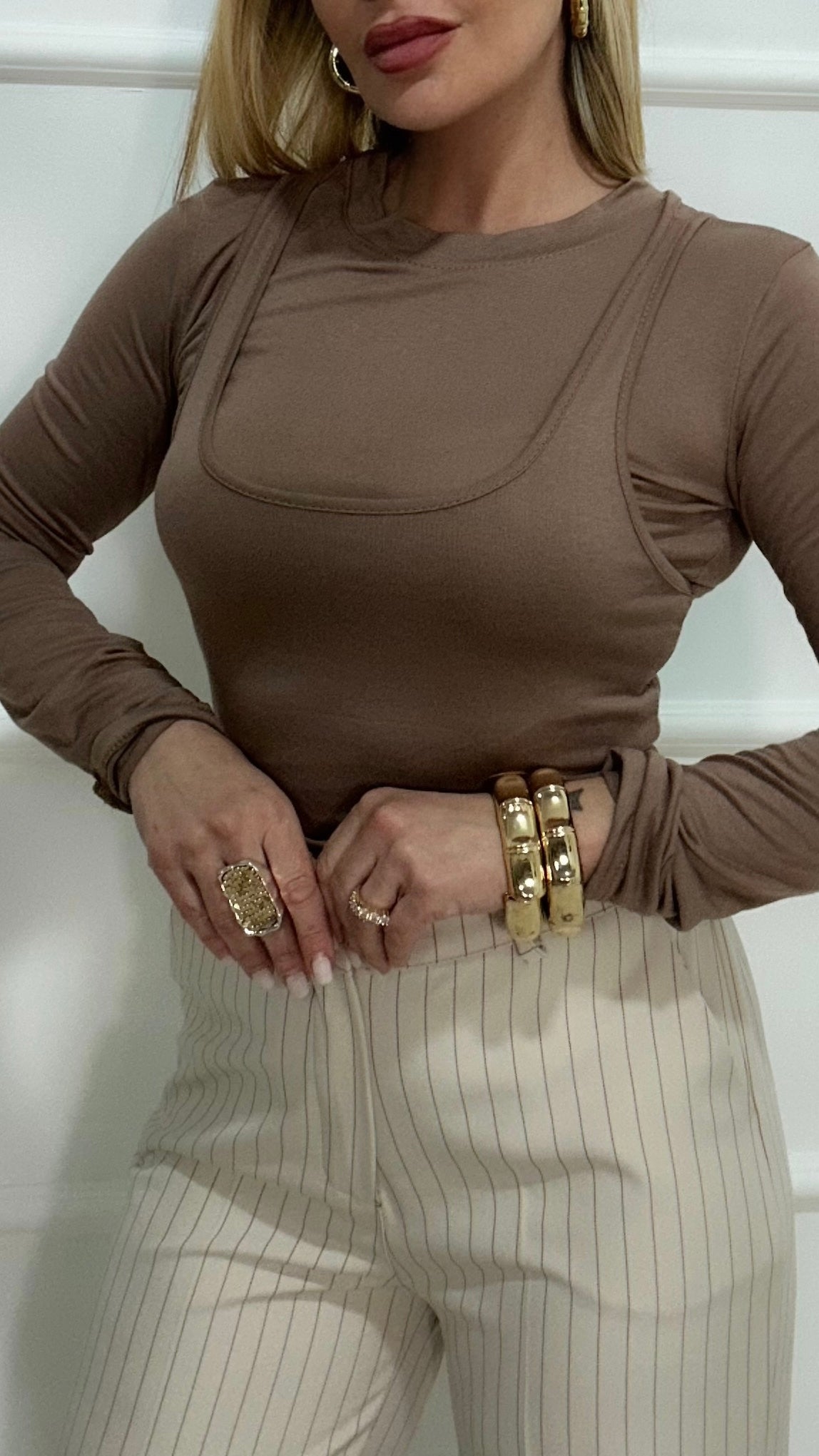 Kim con canotta marrone