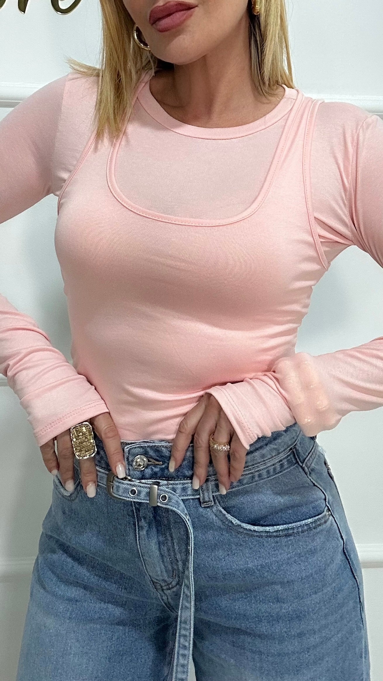 Kim con canotta rosa