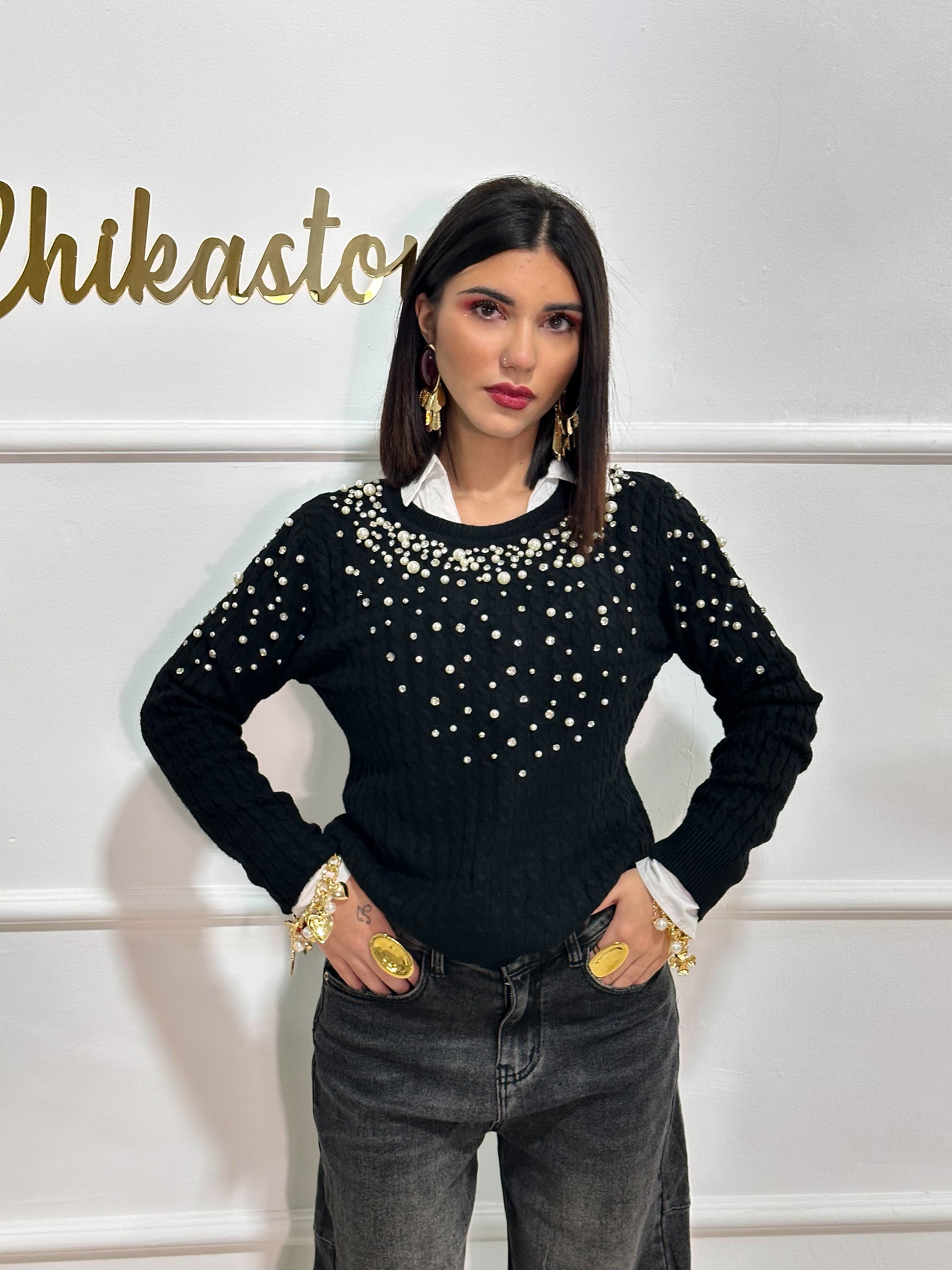 Pullover nero con perline
