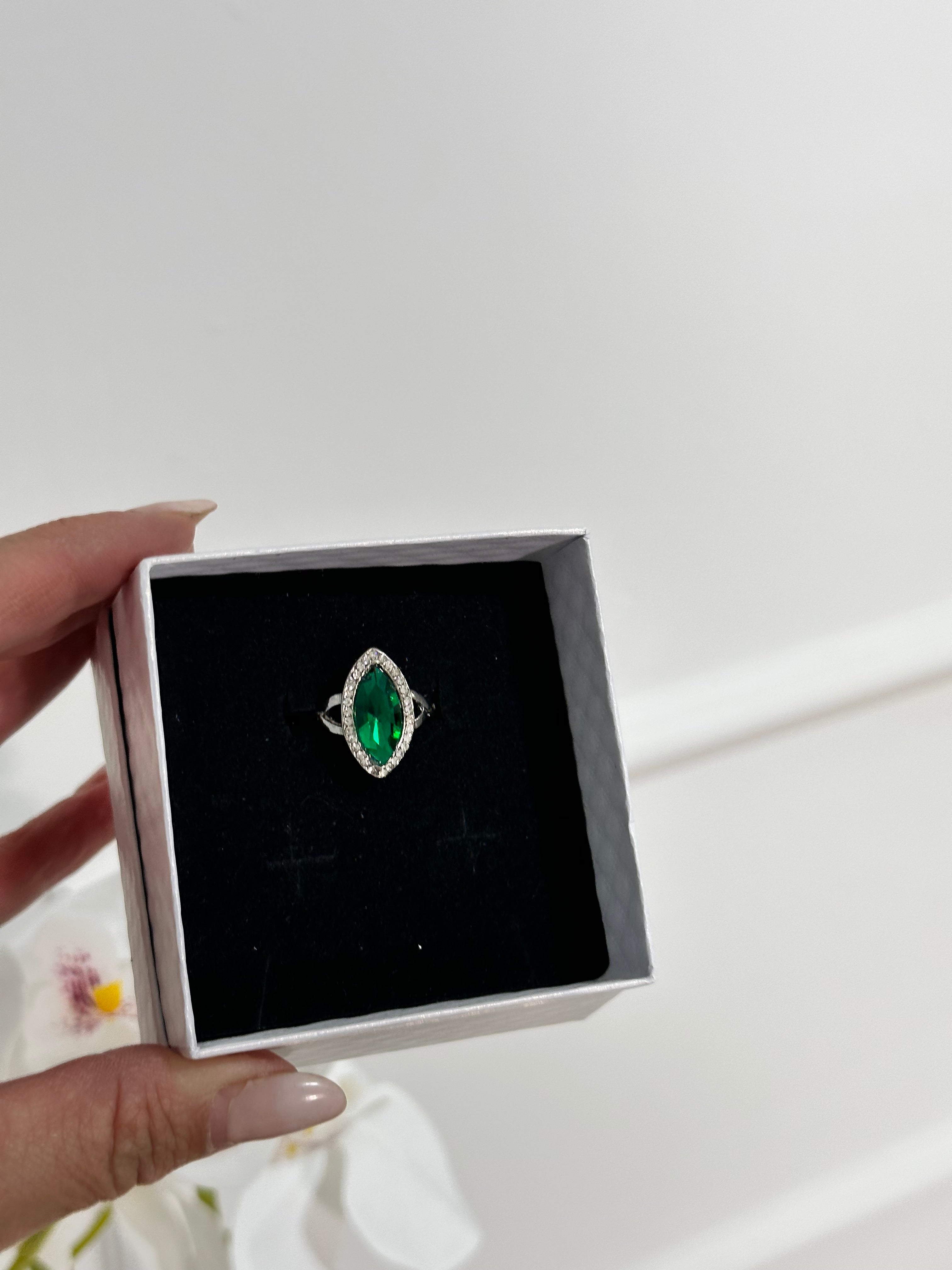 Anello Divina smeraldo